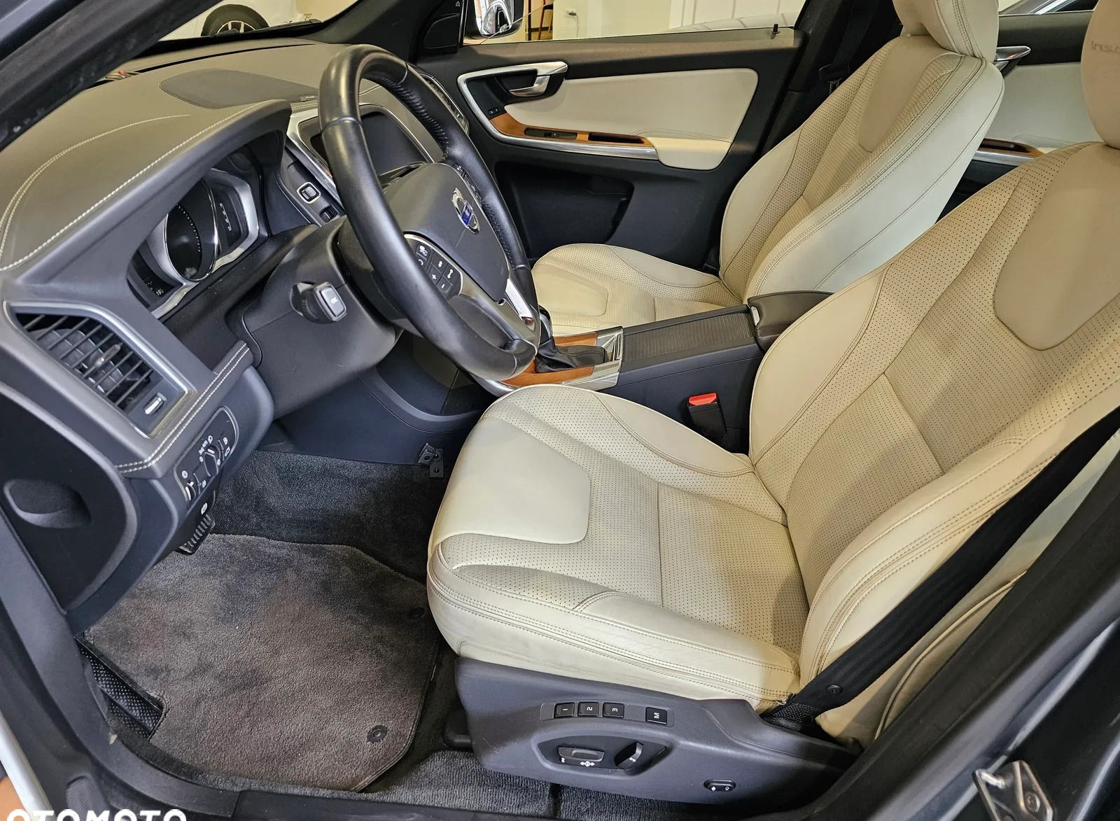 Volvo XC 60 cena 135900 przebieg: 156000, rok produkcji 2017 z Stryków małe 466